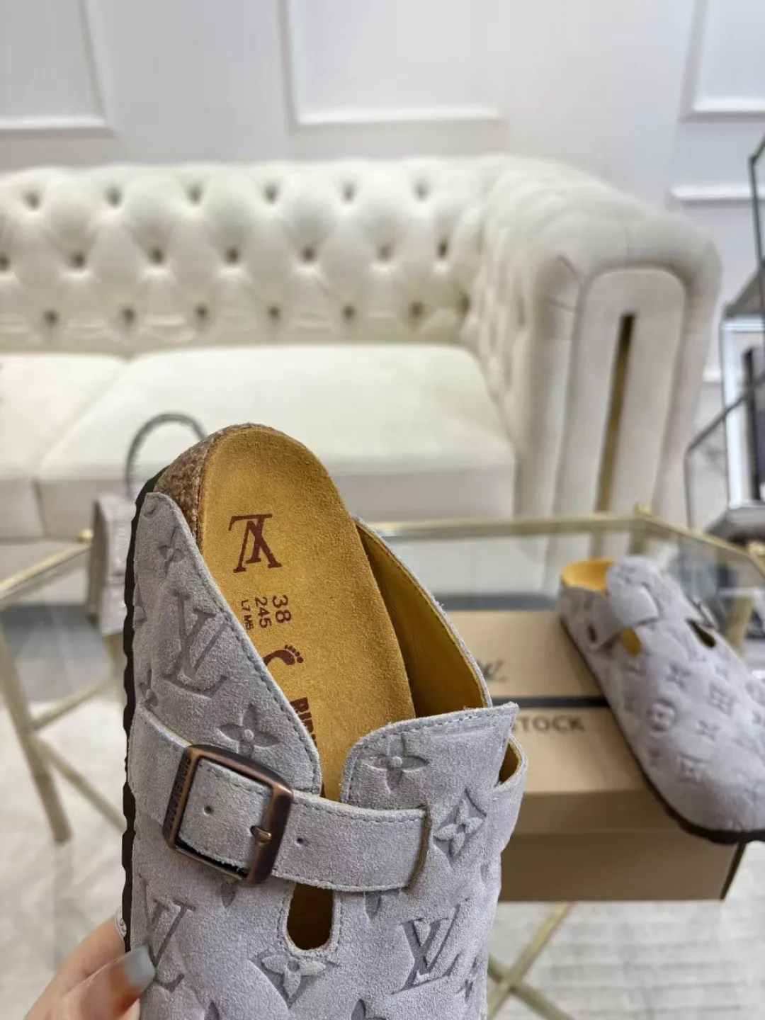 Women's p560 Men's p580 ✨ LV couple's toe-cap slippers | Full of high-end feel, you can walk with wind! ✨ This pair of LV classic toe-cap slippers is simply a "walking grass-planting machine"! Original three-dimensional embossed cowhide + cowhide fabric, the texture is high-end at first glance, and you will become a rich daughter/son in seconds ~💅 🌟 Why must you join TA? ✔️ Original embossed cowhide - clear texture but not cheap, classic presbyopia yyds ✔️ Belt buckle + metal logo - ecstatic control of details, exquisite to the heel! ✔️ Sheepskin lining + cushioned footbed - it feels like stepping on clouds ☁️, and you won’t feel tired when you go shopping~ ✔️ Non-slip rubber sole - walking is as stable as a mountain, and you are not afraid of slipping on rainy days!  👫 The best outfit for couples: Whether it’s shorts, T-shirts👕 or long skirts and suits👗, pairing these shoes with each other will immediately create a lazy and high-end atmosphere! Everyday outings/vacations, no matter what you shoot, it will look like a blockbuster📸🔥 The texture and foot feel that only the higher version can have, it is not a hit or a hit! Heartbeat is not as good as action. True love is true when both pairs are in pairs~💖 #LVcoupleslippers #高色综合 #好看不狠的 Feet #couples’ must-have